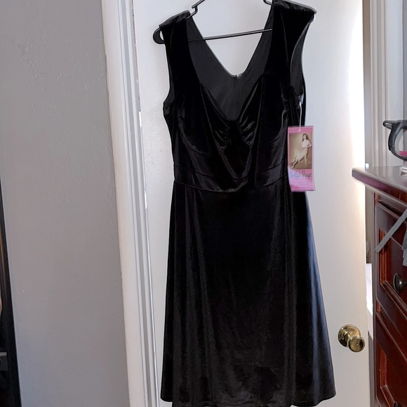 Bettie Page Black Bettie on holiday dress - Picture 2 of 7
